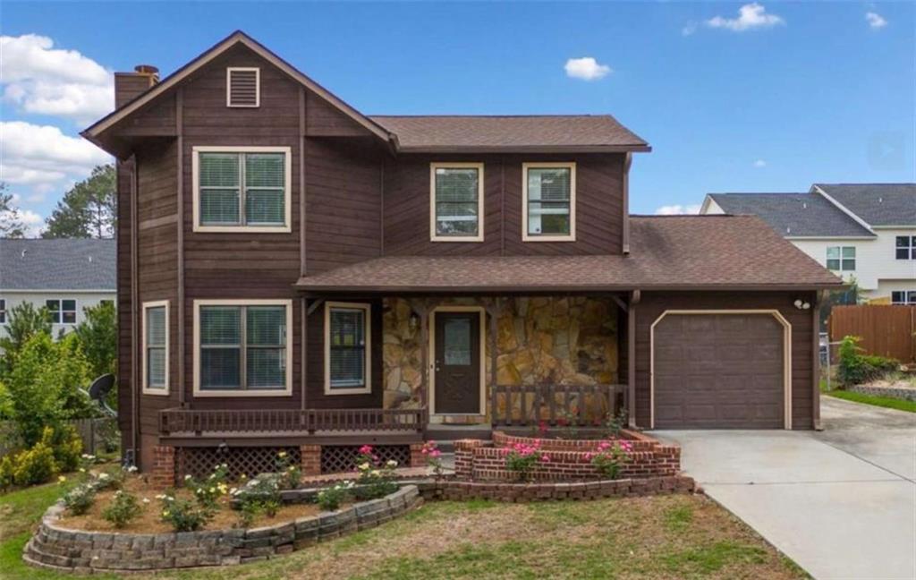 VERY NICE 3BR / 2.5 BATH TRADITIONAL WITH MANY UPGRADES INCLUDING HARDWOOD FLOORS IN FOYER AND KITCHEN, GRANITE COUNTERTOPS IN KITCHEN, NEW BLINDS AND CEILING FANS WITH REMOTE IN THE FAMILY ROOM, ROOF IS LESS THAN A YEAR OLD, NEWER WATER HEATER, HOUSE IS IN VERY GOOD CONDITION, WITH A UPDATED FIREPLACE.