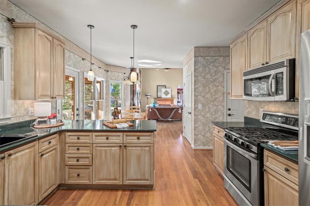 4370 Landover Way, Suwanee, Georgia image 10