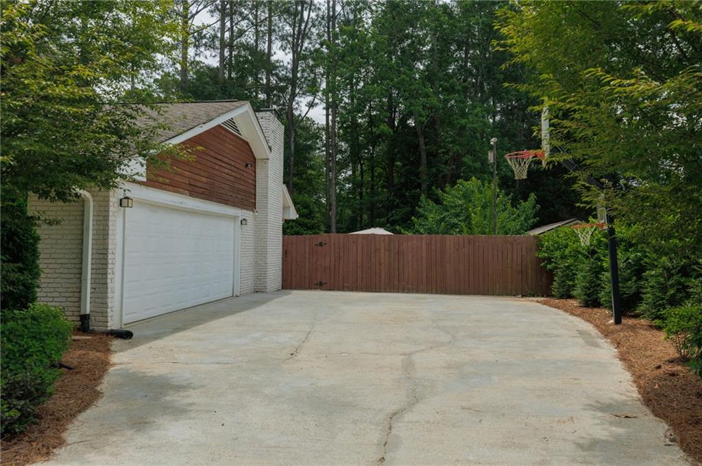 2933 Danbyshire Court NE