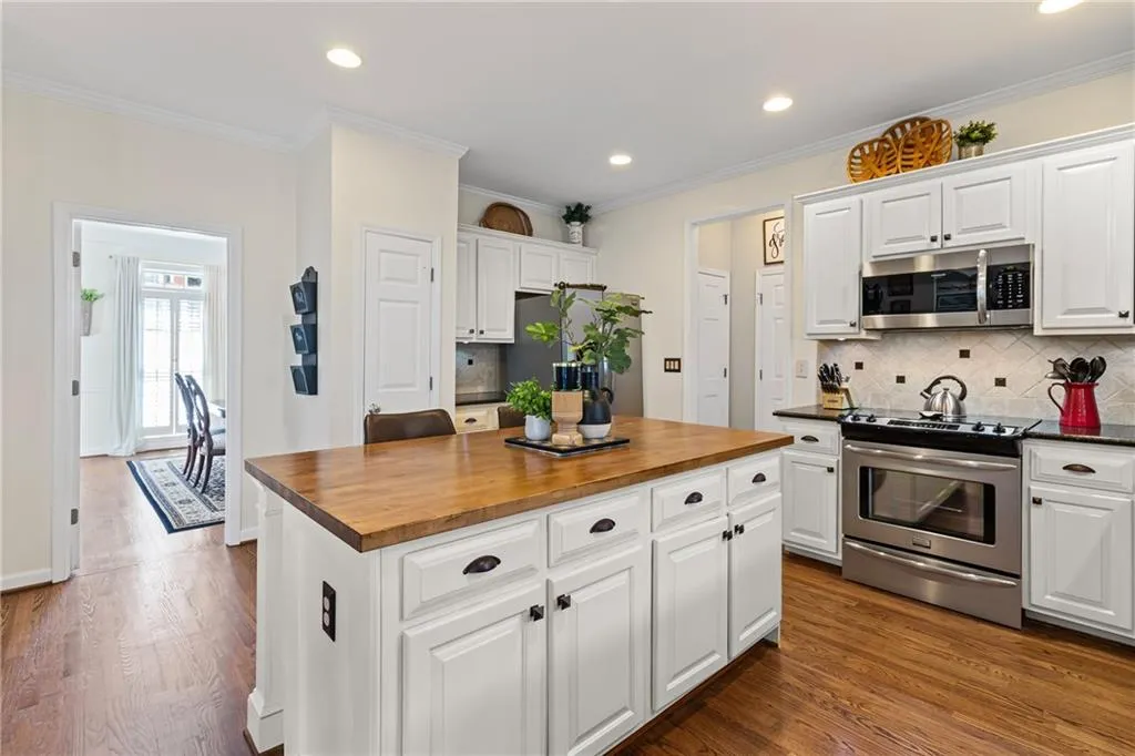 Marietta, Georgia 30062, United States, 5 Bedrooms Bedrooms, ,4 BathroomsBathrooms,Residential,Active,91283