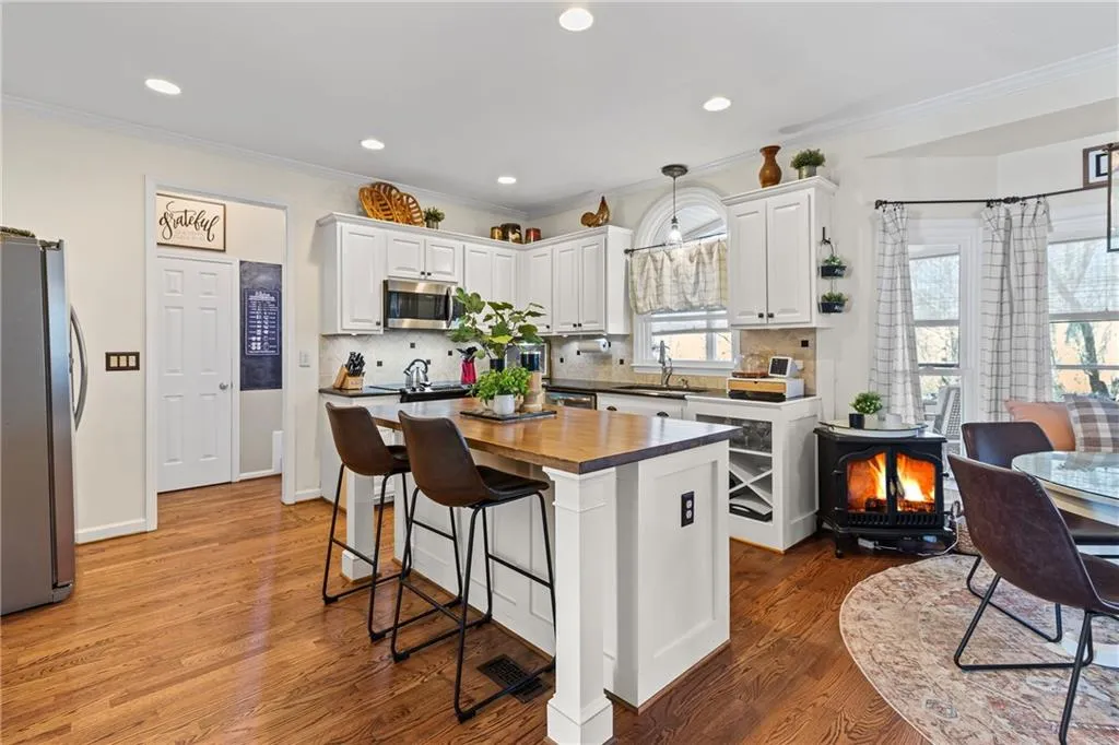 Marietta, Georgia 30062, United States, 5 Bedrooms Bedrooms, ,4 BathroomsBathrooms,Residential,Active,91283