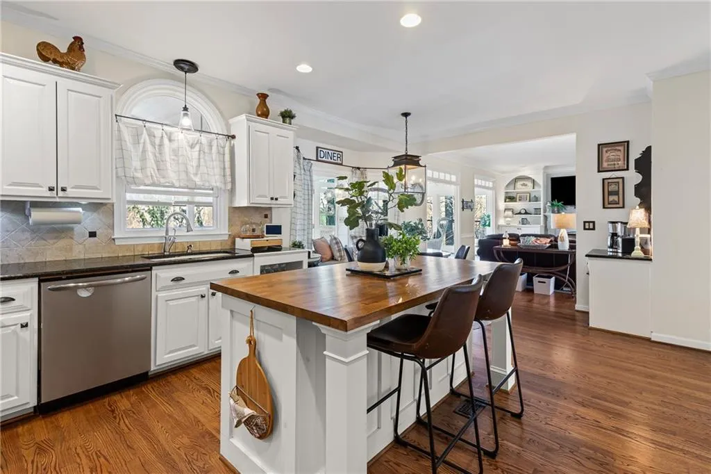 Marietta, Georgia 30062, United States, 5 Bedrooms Bedrooms, ,4 BathroomsBathrooms,Residential,Active,91283