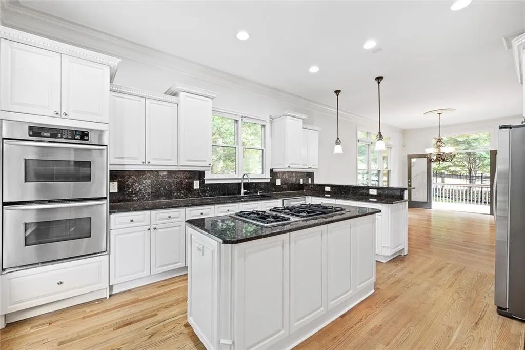 Sandy Springs, Georgia 30328, United States, 5 Bedrooms Bedrooms, ,6 BathroomsBathrooms,Residential,Pending,136063