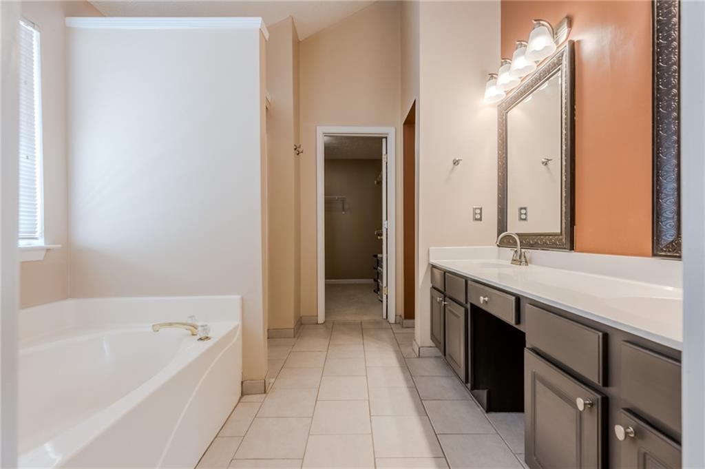 1130 Laurel Cove Drive, Snellville, Georgia image 30