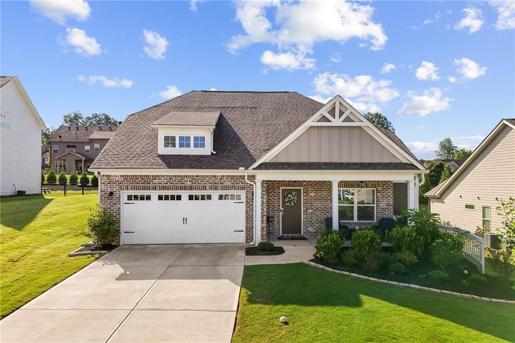 Welcome to this exceptional, perfect condition ranch home, meticulously maintained in immaculate condition. It features a bedroom and a full bathroom on the upper level, conveniently accessible via a staircase. Additionally, there is a massive extra media room.
Situated at the highly sought after Traditions of Braselton, this ranch home embodies the traditional charm. It boasts an open ranch floor plan, with the master bedroom located on the main floor. The modern kitchen offers a panoramic view of the family room. Oversized pantry.
A covered back patio provides a relaxing outdoor space. The property also includes 27 tennis and pickleball courts, Olympic size pool with water slide. conveniently located near the grocery store and restaurants and the community golf course. An on-site restaurant further enhances the dining experience. Regular community events and the spacious floor plan make this ranch home an ideal choice for those seeking a comfortable and inviting lifestyle.