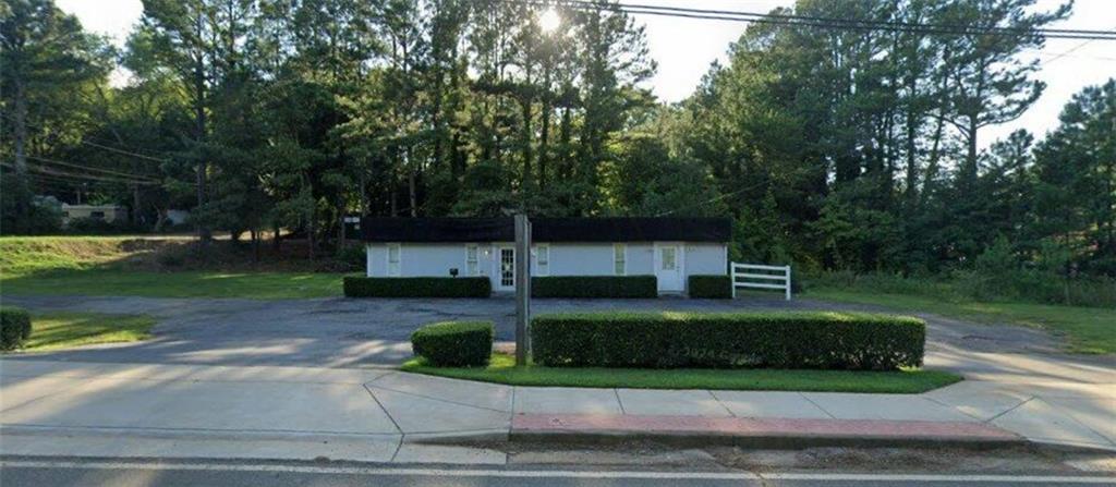 GREAT LOCATION / GREAT VISIBILITY on Main Street in Woodstock. Free standing building features 3 private offices, reception area, large classroom/conference room, kitchenette and bathroom. Corner lot……$2,800 per month. Great for attorney, insurance, real estate offices, etc. Billboard available for additional cost.
