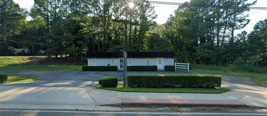 GREAT LOCATION / GREAT VISIBILITY on Main Street in Woodstock.  Free standing building features 3 private offices, reception area, large classroom/conference room, kitchenette and bathroom.  Corner lot……$2,800 per month.  Great for attorney, insurance, real estate offices, etc. Billboard available for additional cost.