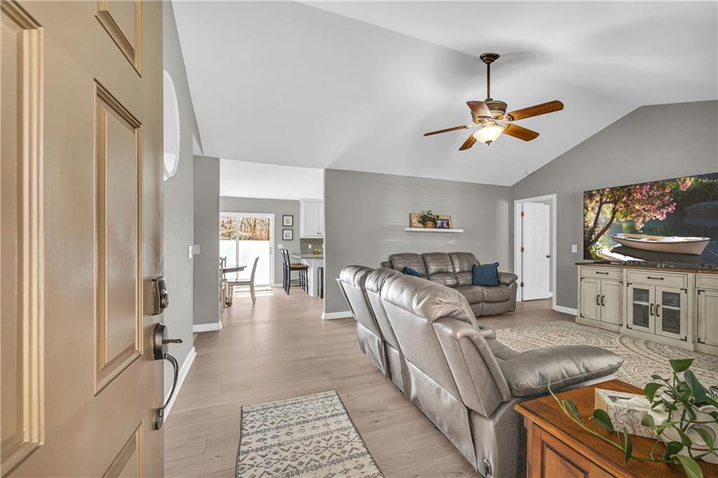 112 Barnes Circle, Commerce, Georgia image 3