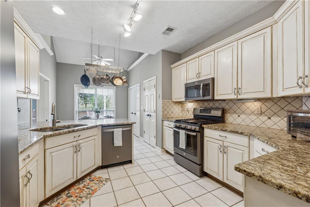 1020 Regency Drive, Acworth, Georgia image 6