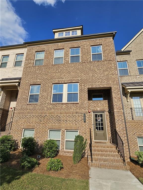 Welcome to this beautifully designed 4-bedroom, 3.5-bath townhome offering an open-concept layout and natural light throughout. The main level features a private office space and convenient half bath, perfect for remote work or study. Upstairs, you'll find three generously sized bedrooms, including an oversized primary suite with a separate sitting area, elegant trey ceilings, and a luxurious ensuite bath featuring upgraded tile and a spacious shower. The fully finished terrace level includes a fourth bedroom and a full bath—ideal for a guest suite. A two-car garage provides ample storage and parking.
Located just minutes from I-575, Downtown Woodstock, and the Outlet Shoppes at Atlanta, you'll enjoy easy access to premier shopping, dining, and entertainment options in one of the area's most desirable communities.