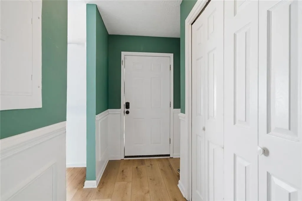 Acworth, Georgia 30101, United States, 2 Bedrooms Bedrooms, ,3 BathroomsBathrooms,Residential,Active,243335