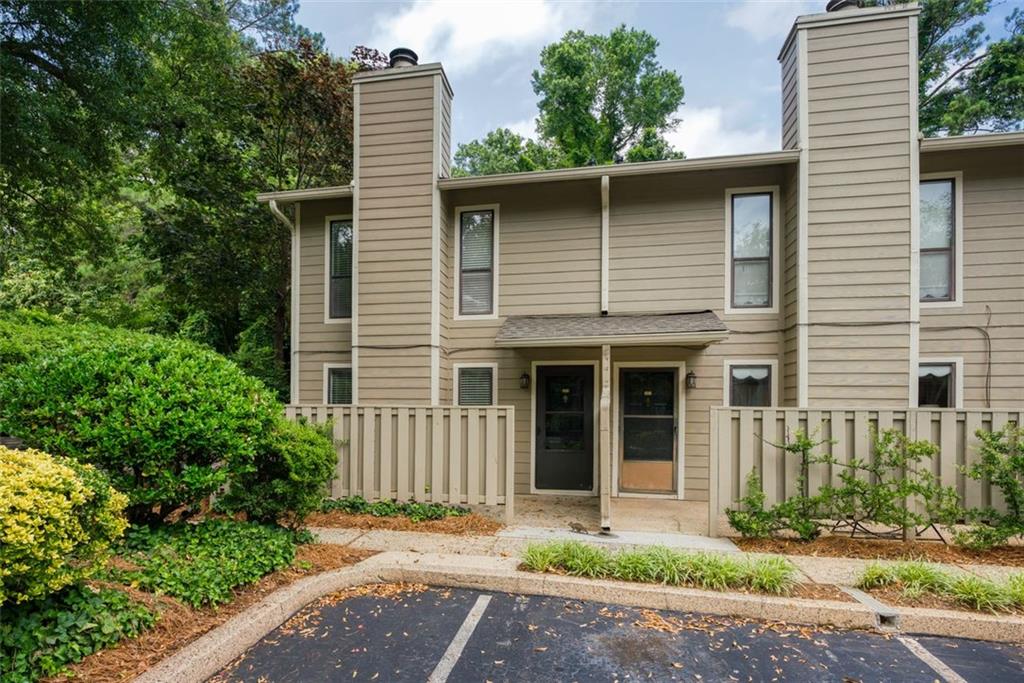 Sought after end unit in Roswell's best kept secret community, River Mill. This move in ready condo is located in highly desirable downtown historic Roswell district. The community is convenient to everything - hiking, dog walking, biking, tennis, grilling, spending time on the Chattahoochee River, or enjoying an evening out in Downtown Roswell. The loft condo is move-in-ready with 1.5 baths in a gated community. This home has been well maintained, updated paint and carpet and is ready for a new owner.