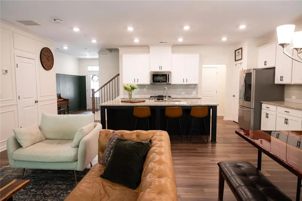 Alpharetta, Georgia 30009, United States, 3 Bedrooms Bedrooms, ,3 BathroomsBathrooms,Residential,Coming Soon,219409