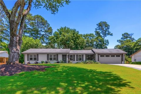 Homes For Sale - 1095 Tuxedo Court<br/> Roswell, GA 30075