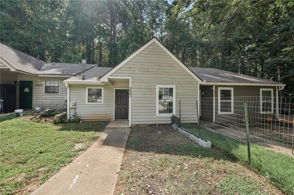 Charming Townhome in Historic Acworth - No HOA
or Rental Restrictions!
Welcome to this beautifully updated 2-bedroom,
1.5-bath townhome located in historic Acworth! Just
minutes from Lake Allatoona, Lake Acworth,
shopping, dining, and I-75.
Step inside to discover brand-new LVP flooring and
a stylish kitchen featuring Calacatta quartz
countertops, new cabinetry, and all stainless steel
appliances. Recent upgrades include new attic
insulation for energy efficiency and gutter guards for
low-maintenance living.
Enjoy the freedom of no HOA and no rental
restrictions-perfect for homeowners and investors
alike! Don't miss this opportunity!