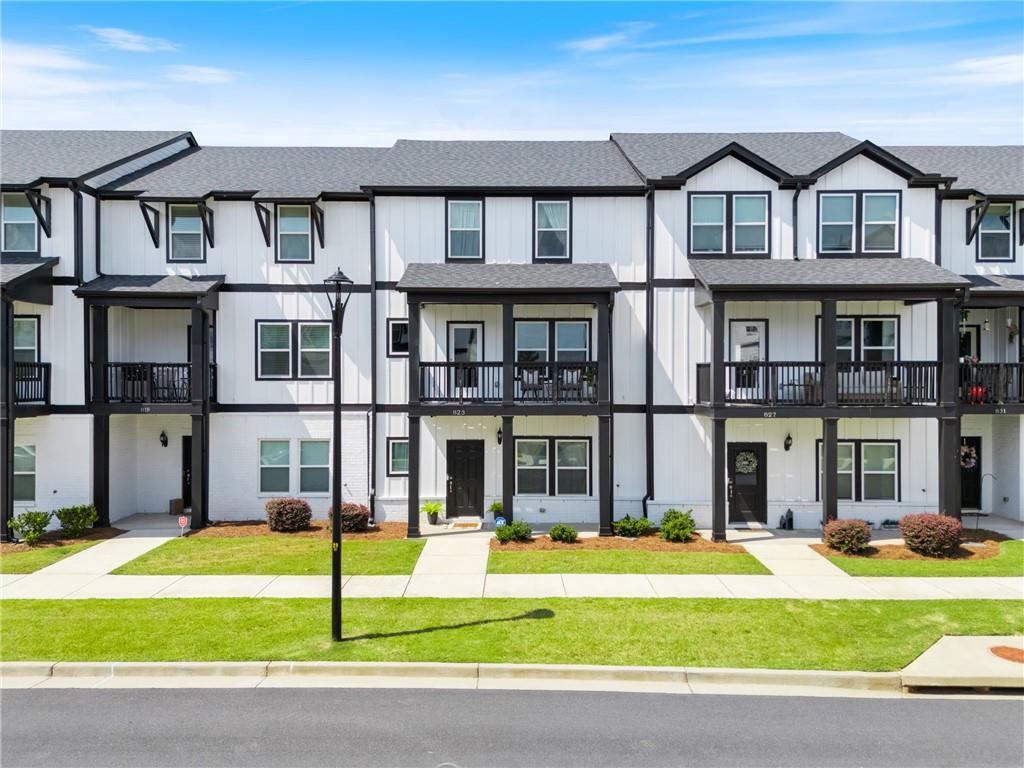 PRIME LOCATION, IMMACULATE TOWNHOME, MOVE-IN-READY!! **
Welcome to a VIBRANT lifestyle in the heart of Woodstock! This beautifully maintained newer townhome offers the perfect blend of CONVENIENCE, comfort, and community. Nestled in a prime area, you’ll be just steps from The Outlet Shoppes of Atlanta, multiple parks for hiking, mountain biking, fishing, and kayaking, plus a scenic trail system that leads you straight into downtown Woodstock—home to amazing SHOPPING, DINING, and CONCERTS. Commuting is a breeze with quick access to I-575 and the Peach Pass lane for an easy drive into Atlanta.
Inside, you’ll find an open floor plan with a spacious kitchen featuring warm wood cabinetry, a massive island, stainless steel appliances, and granite countertops. The oversized breakfast/dining area is perfect for family gatherings, while the cozy deck offers a peaceful view of wooded privacy and a small mountain range.
This home boasts four generously sized bedrooms, including a luxurious owner’s suite with a walk-in shower, double vanities, and a large walk-in closet. A main-level bedroom with a full bath makes an ideal teen or in-law suite.
Community amenities include a sparkling pool and walking trails, adding to the outdoor lifestyle.
TO TOP IT ALL OFF, the seller is including all appliances—kitchen refrigerator, washer, dryer, and even a garage refrigerator (perfect for extra Costco finds right next door!). Whether you’re looking for a move-in ready home or a turnkey investment property, this immaculate townhome checks all the boxes.
Don’t miss your chance to own in one of Woodstock’s most sought-after locations—schedule your showing today!