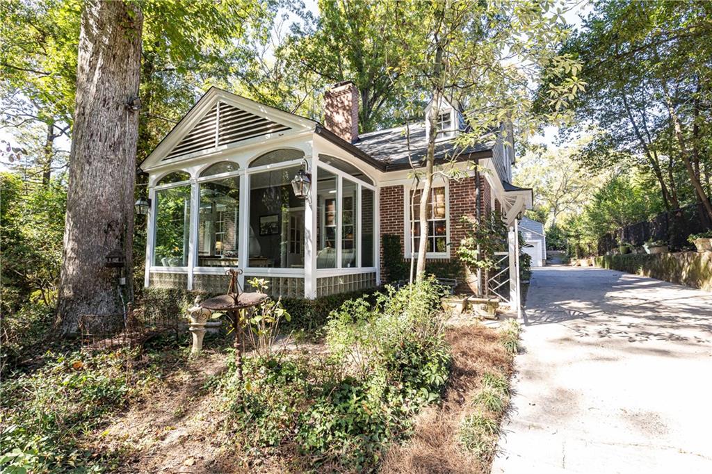 332 Brentwood Drive NE