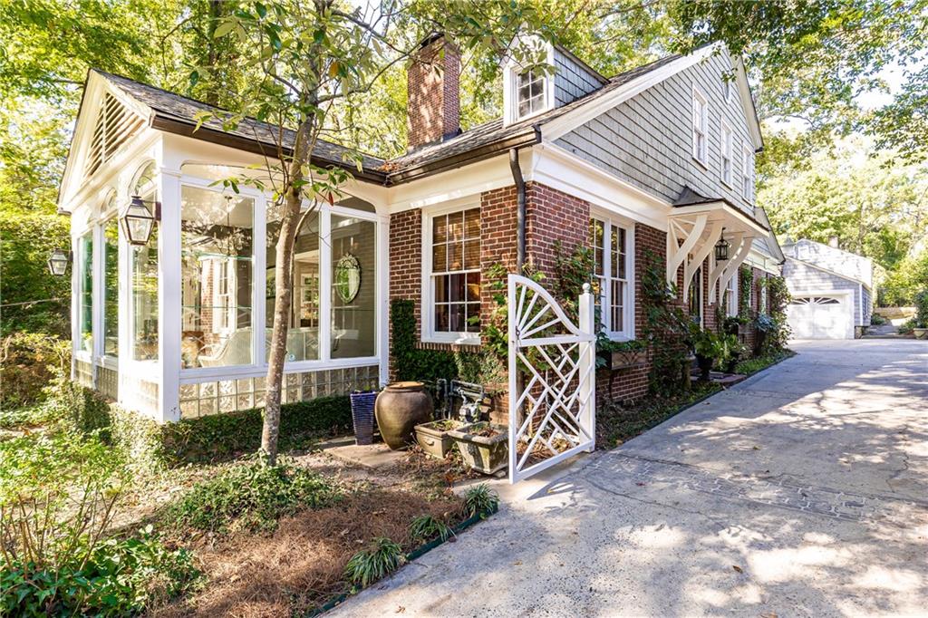 332 Brentwood Drive NE