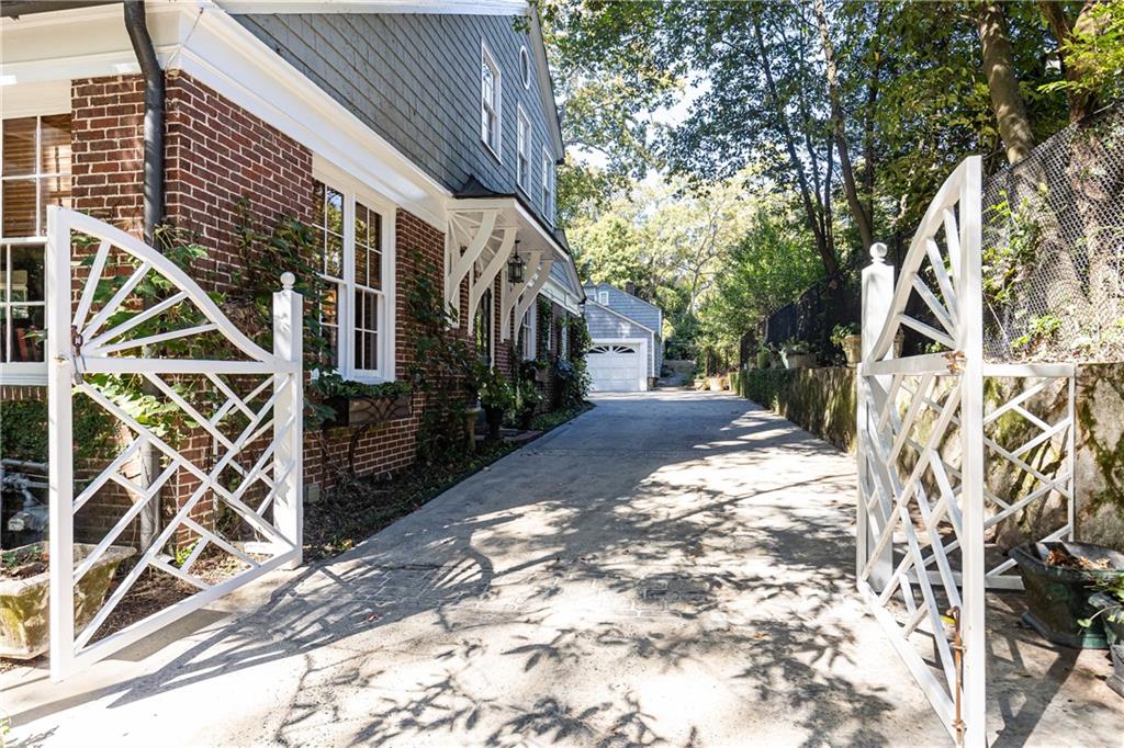 332 Brentwood Drive NE