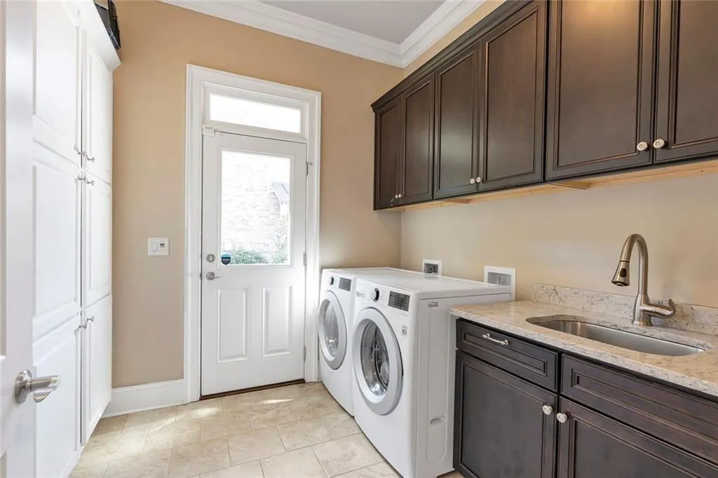 Alpharetta, Georgia 30004, United States, 4 Bedrooms Bedrooms, ,4 BathroomsBathrooms,Residential,Pending,202865