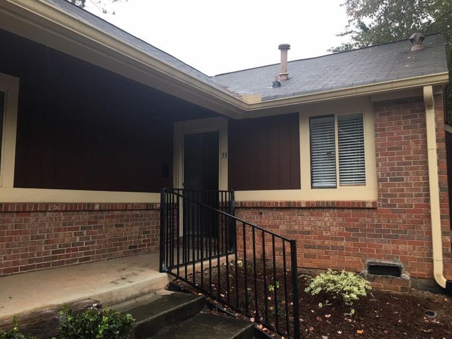 This is in ready move in conditions. Cozy 2 bedrooms 1 bathroom condominium property in Alpharetta, Avalon Mall Area of Georgia 30005. Very convenient to all shopping and traffics in great school zones. 5 minutes to Ga. 400, and 10 minutes to Avalon mall.