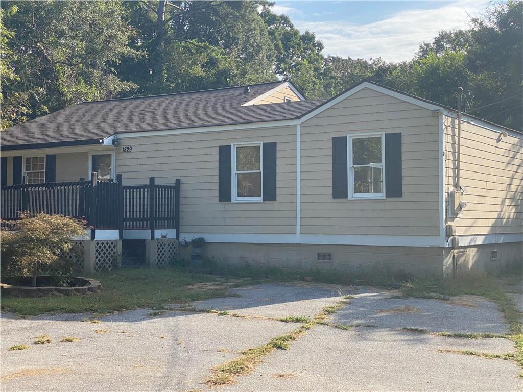 Great opportunity for investor or starter home! Ranch Style 2 bedrooms, 1 full bath, fenced backyard, newer roof, newer AC Unit, newer hot water heater, freshly painted. Only need flooring and appliances. Master has extra space to add master bath. This home features vinyl siding, family room, screen back porch, lots of windows. Lots of natural light, all rooms with ceiling fans. ESTATE OWNED PROPERTY.