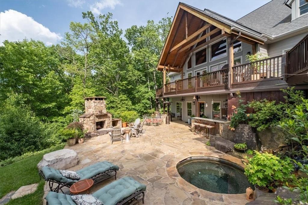 270 Mosswood Lane W
