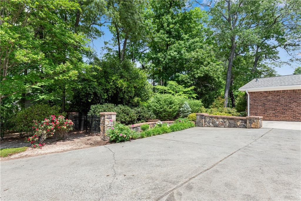 2310 Kings Point Drive, Atlanta, Georgia image 33