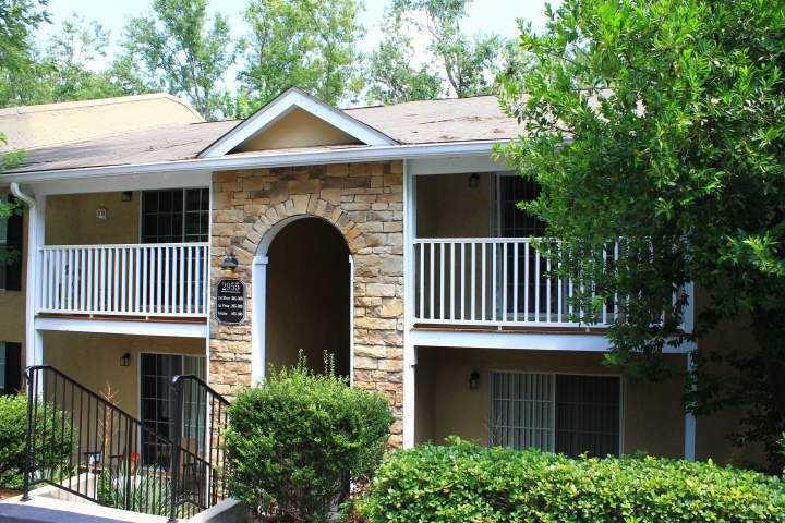 Ground Floor one-level CONDO living. Great deal in the heart of historic Vinings. Private wooded view. Hardwoods, ceramic tile in bathroom, granite tops in kitchen with lots of cabinet space. Community pool, lighted tennis, fitness center, clubhouse with kitchen, and b-que area. Ample guest parking. Assigned parking space #64. Professionally managed. NO PETS...NO SMOKERS...NO EXCEPTIONS