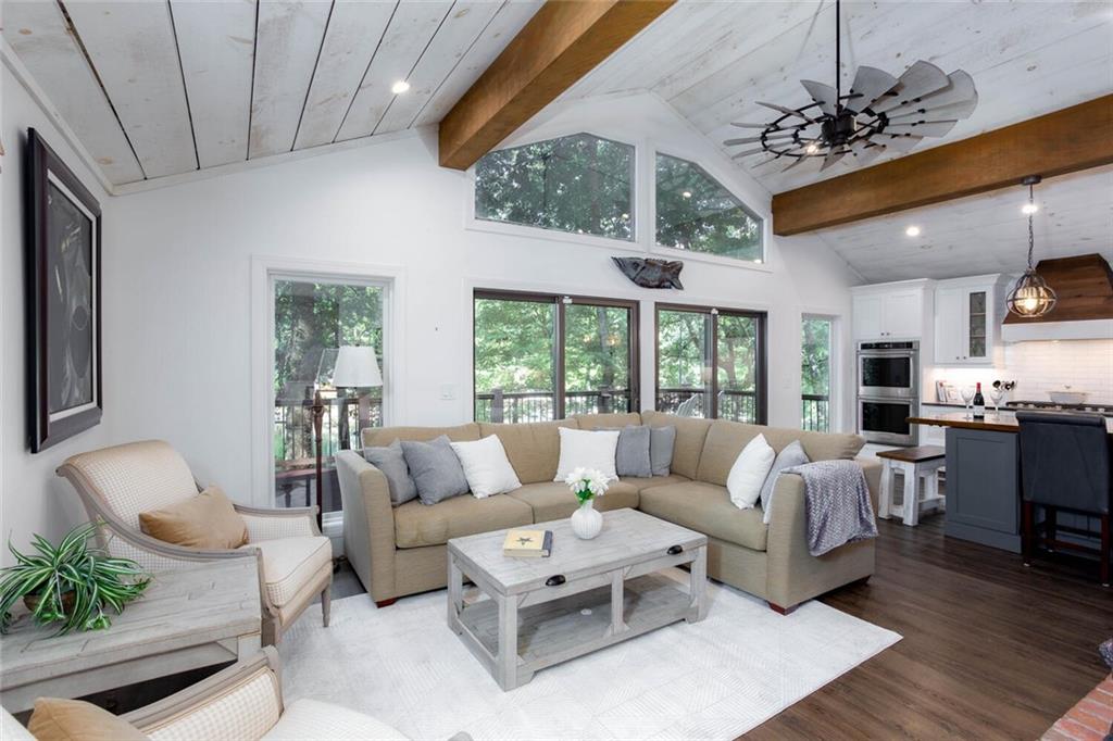 225 Lakeview Circle