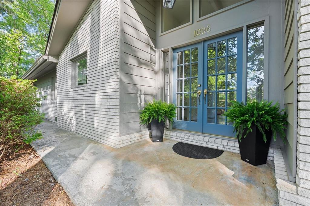 1096 Oxford Crescent NE