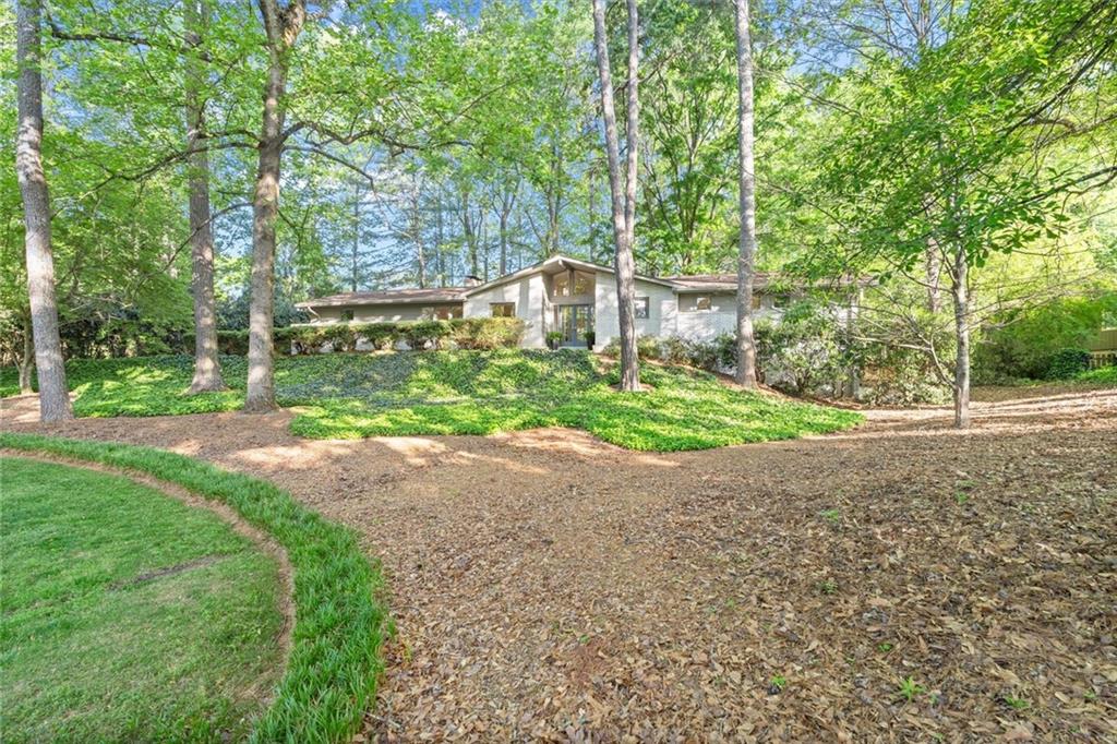 1096 Oxford Crescent NE