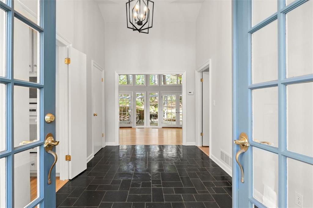 1096 Oxford Crescent NE