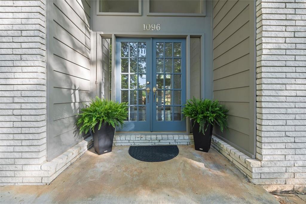 1096 Oxford Crescent NE