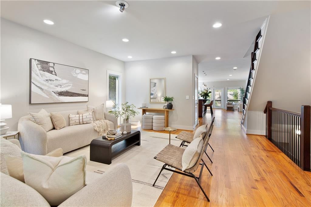 866 Monroe Drive NE