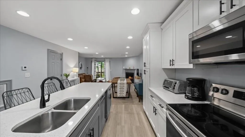 Doraville, Georgia 30340, United States, 2 Bedrooms Bedrooms, ,3 BathroomsBathrooms,Residential,Pending,118023