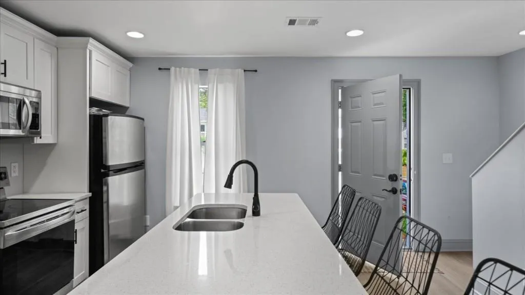 Doraville, Georgia 30340, United States, 2 Bedrooms Bedrooms, ,3 BathroomsBathrooms,Residential,Pending,118023