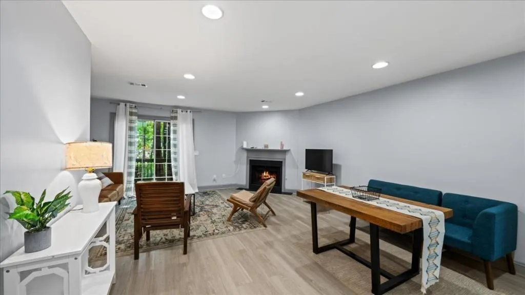 Doraville, Georgia 30340, United States, 2 Bedrooms Bedrooms, ,3 BathroomsBathrooms,Residential,Pending,118023