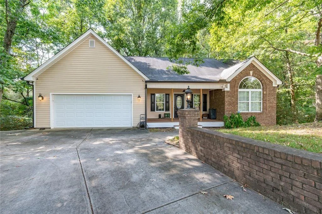 2208 Clarendon Court