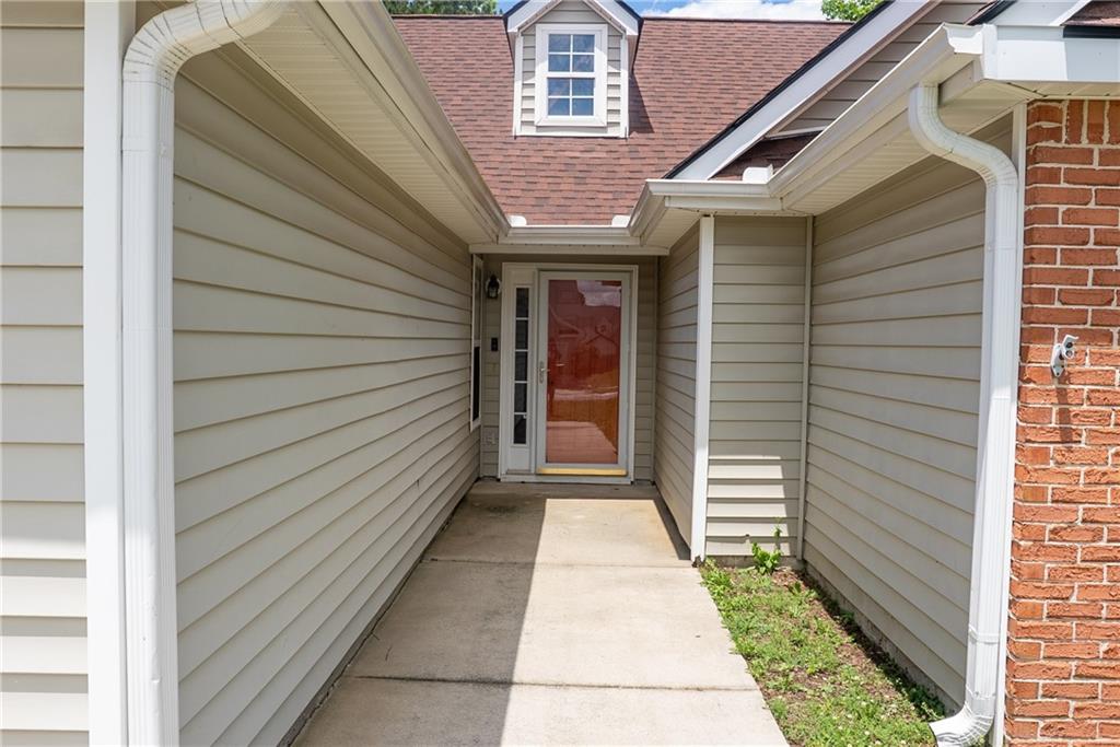 4016 Meadow Glen Way, Fairburn, Georgia image 4