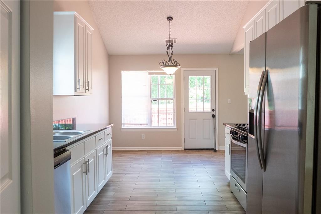 4016 Meadow Glen Way, Fairburn, Georgia image 11