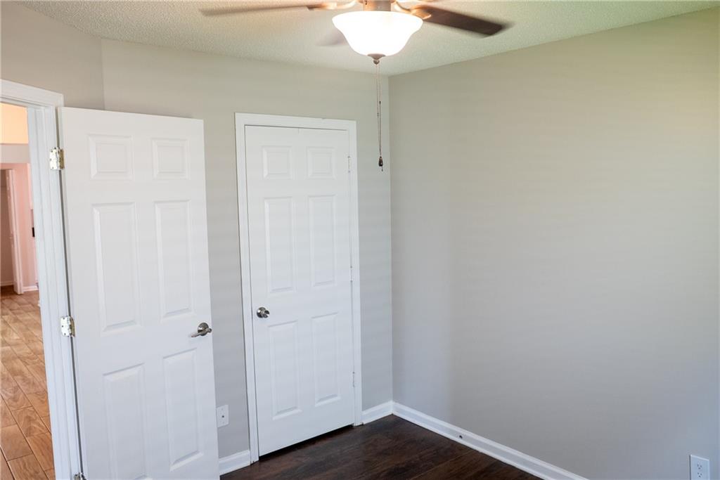 4016 Meadow Glen Way, Fairburn, Georgia image 16