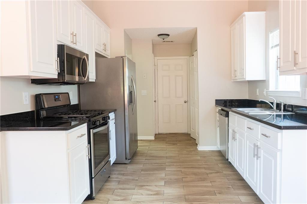 4016 Meadow Glen Way, Fairburn, Georgia image 10