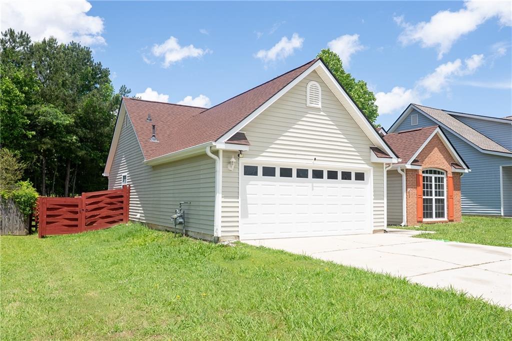 4016 Meadow Glen Way, Fairburn, Georgia image 2