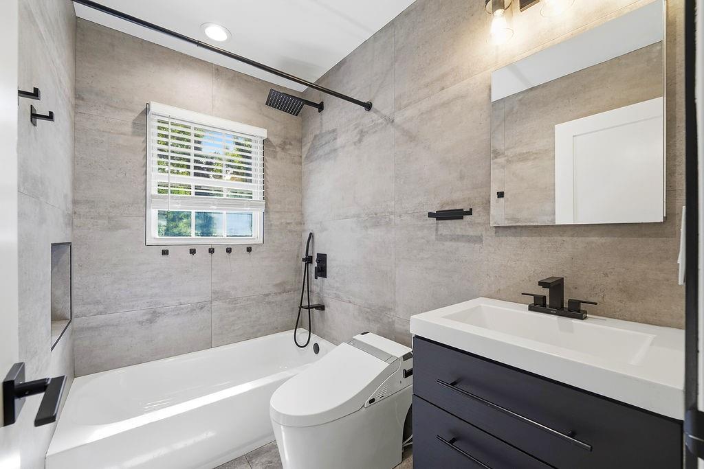 1127 Delores Way