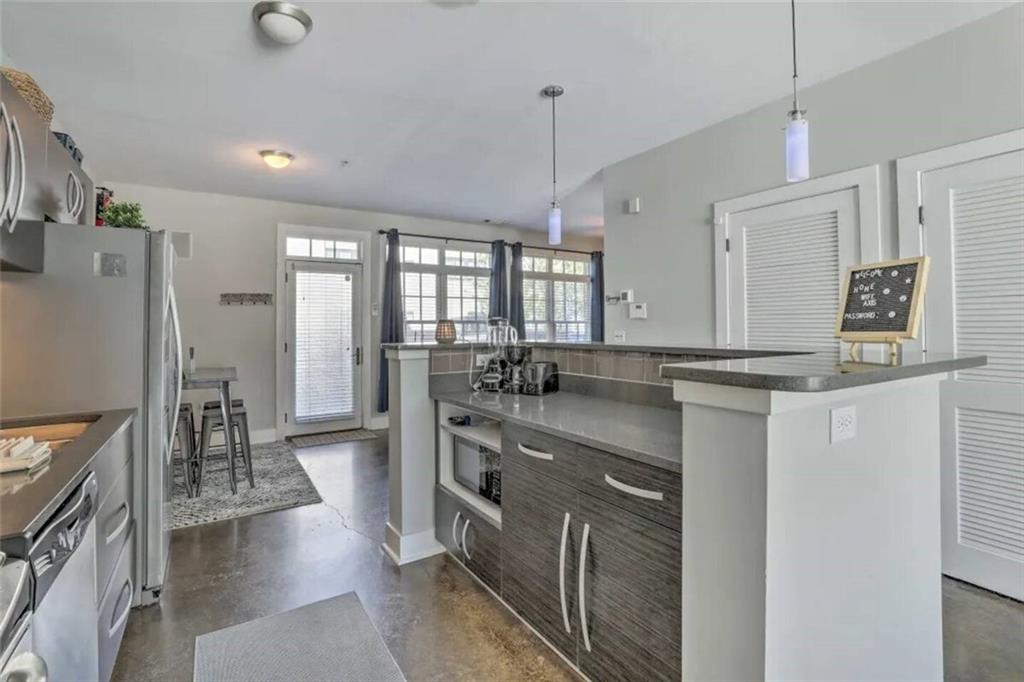 1300 Dekalb Ave 112
