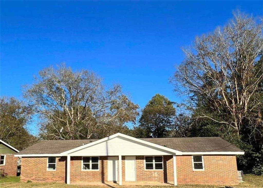Well-maintained 3BR/1BA duplex in Macon featuring stainless steel appliances, durable vinyl flooring throughout, and covered front and rear porches. Shared driveway offers convenient parking. Housing Voucher Friendly.