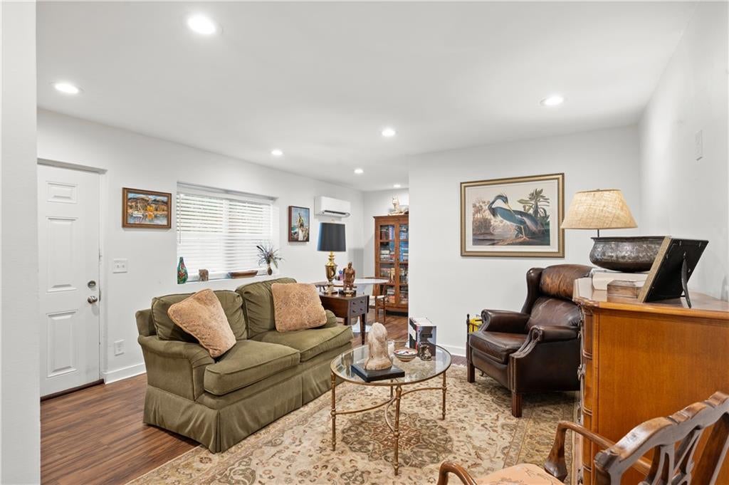880 Saint Charles Avenue NE 9
