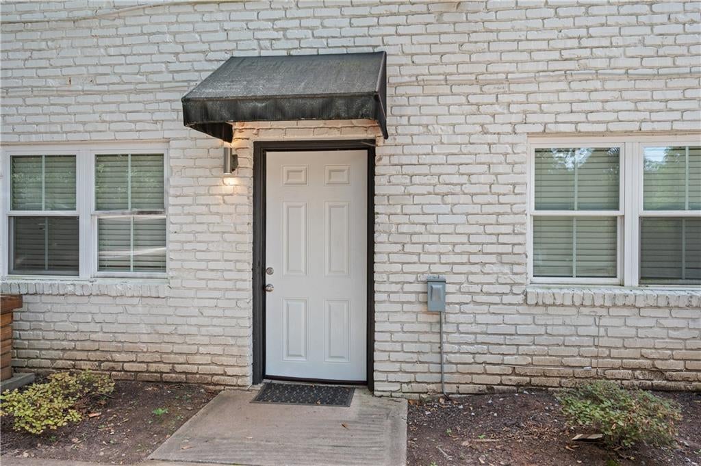 880 Saint Charles Avenue NE 9