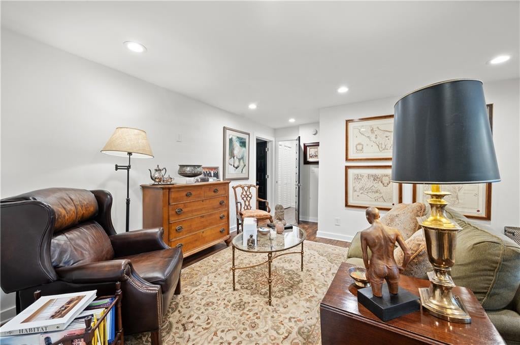 880 Saint Charles Avenue NE 9